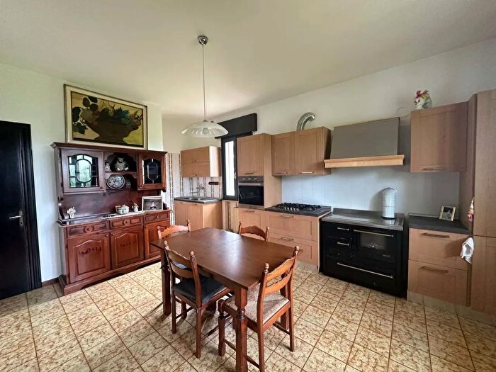 Casa con 15 locali in vendita in Via della Vittoria, Fontanelle