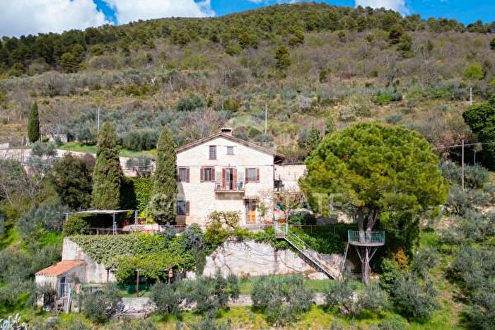 Casa con 6 locali in vendita in Frazione Silvignano, Spoleto
