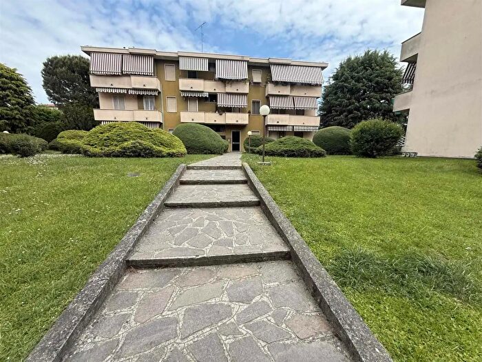 Appartamento trilocale in vendita in Via Monte Baldo, Vigevano