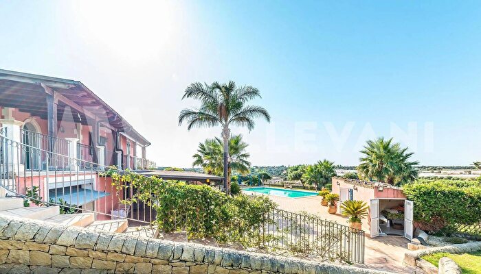 Casa con 6 locali in vendita in Modica