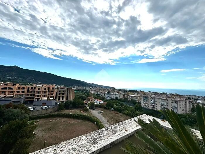 Appartamento trilocale in vendita in Via dei Platani, Piano Di Sorrento