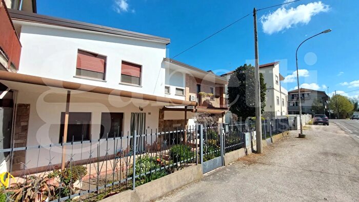 Casa con 5 locali in vendita in Taglio Di Po