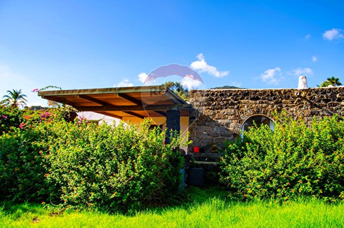Casa con 10 locali in vendita in Contrada Khamma, Pantelleria