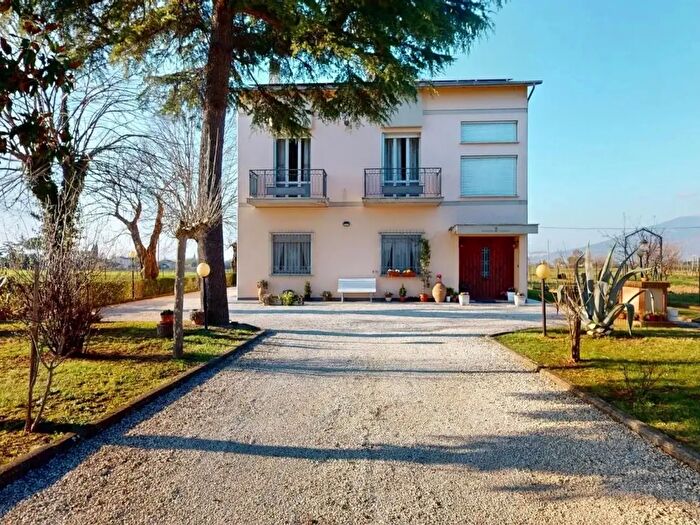 Casa con 6 locali in vendita in Via Torre Acquatino, Spello