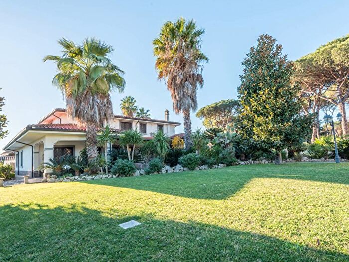 Casa con 6 locali in affitto in Via Alessandro Stradella, Infernetto, Roma