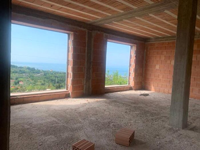 Casa con 6 locali in vendita in Via Rivo Sorgenza, Formia