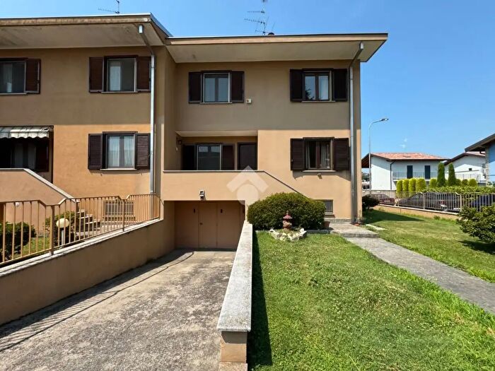 Casa con 5 locali in vendita in Str Privata Iris, Cameri