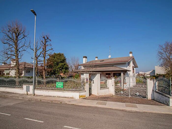 Casa con 6 locali in vendita in Via Cecotti, Buttrio
