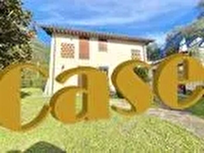 Casa con 8 locali in vendita in Camaiore