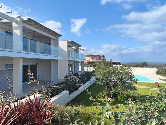 Appartamento trilocale in vendita in Via dellErica, Palau