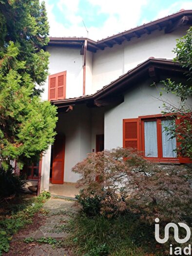 Casa con 8 locali in vendita in Via Via Carducci, Lomagna