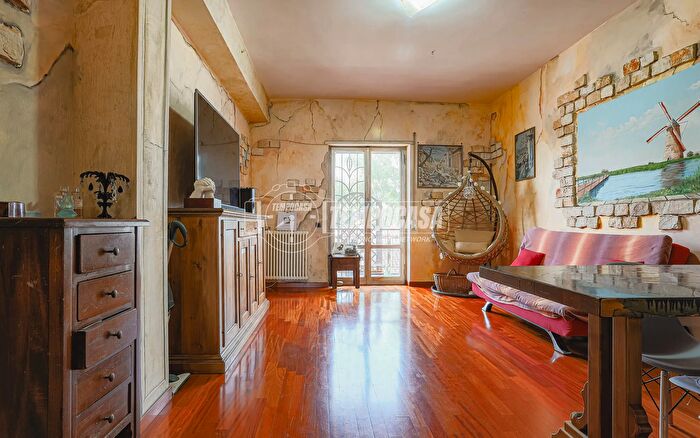 Appartamento quadrilocale in vendita in Via Romolo Fugazza, Roma