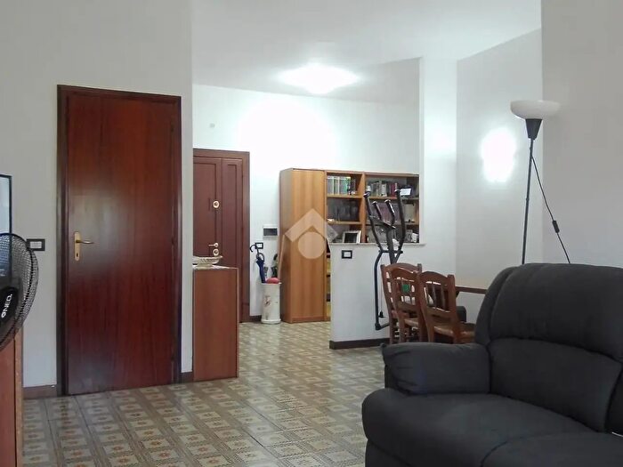 Appartamento trilocale in vendita in Via Monte San Savino, Roma