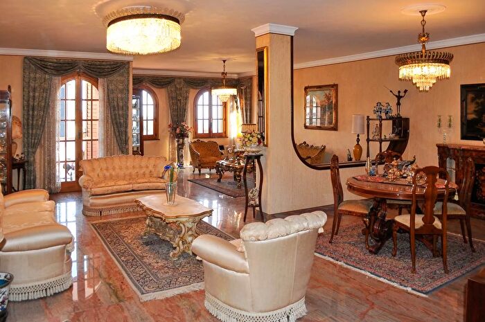 Casa con 15 locali in vendita in Via Salvatore Musumeci Giarre, Giarre