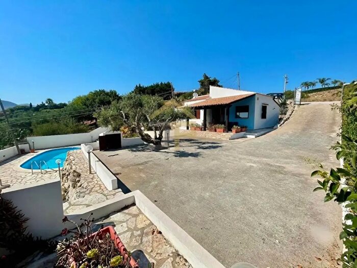 Casa quadrilocale in vendita in Contrada Castellaccio Snc, Castellammare Del Golfo