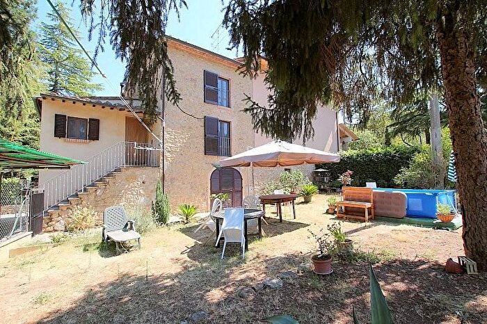 Casa con 6 locali in vendita in Volterra