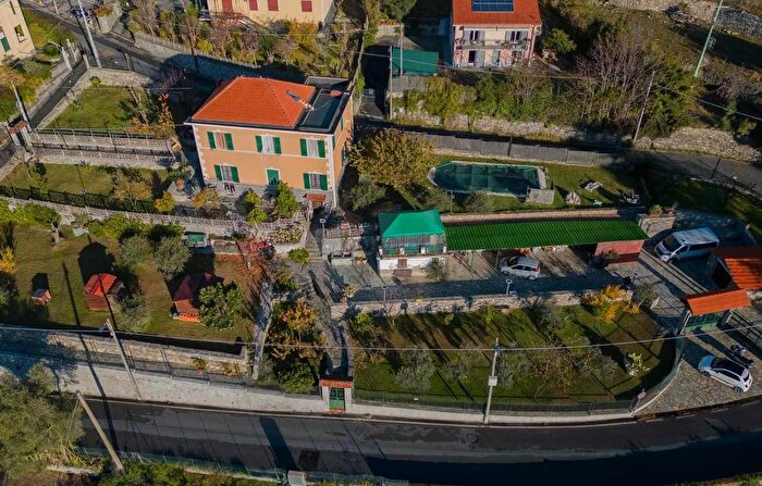 Casa con 14 locali in vendita in Via Giovanni Trossarelli, Genova