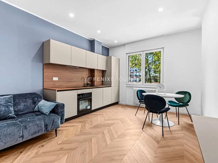 Appartamento trilocale in vendita in Via Cenisio, Milano