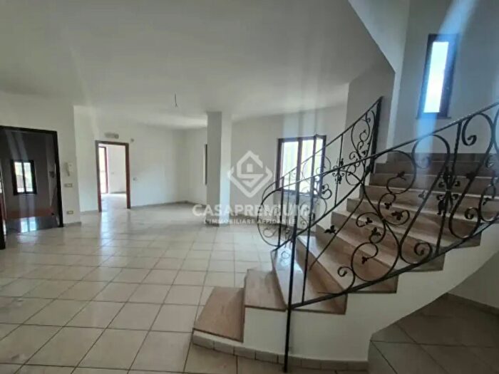 Appartamento con 6 locali in vendita in Via Pasquale Mugnolo, Acerra