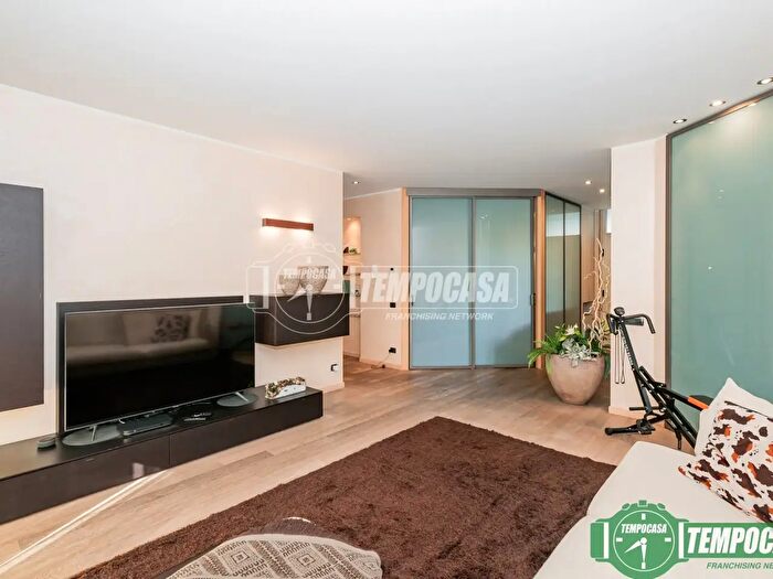 Casa con 9 locali in vendita in Via Lago dIseo, Lodi