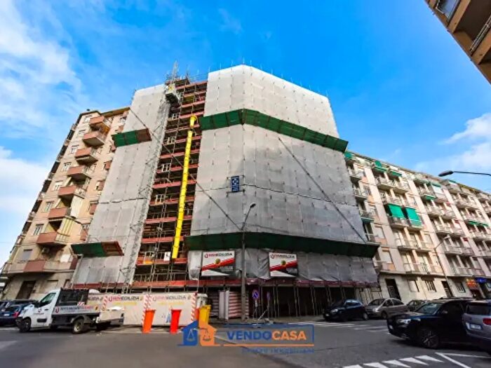 Appartamento trilocale in vendita in Via Barletta, Torino