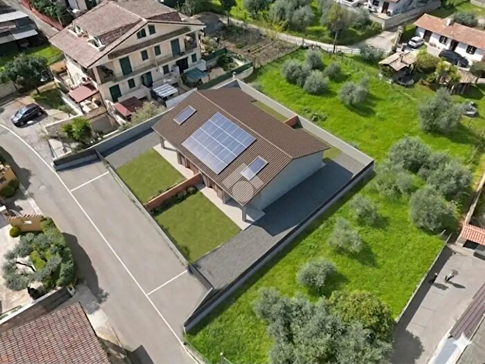 Casa trilocale in vendita in Via Pietro Nenni, Lariano