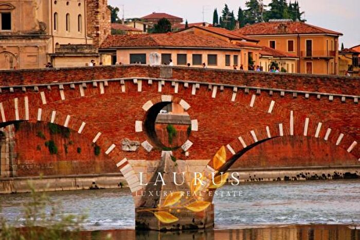 Casa con 6 locali in vendita in Via Carlo Carinelli, Verona