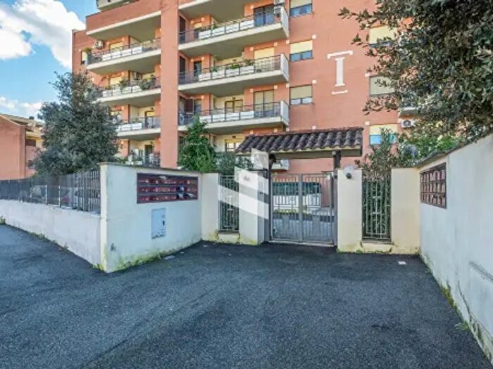 Appartamento trilocale in vendita in Via Piscinas, Roma