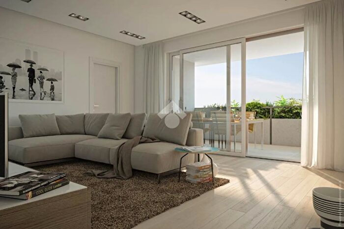 Appartamento con 5 locali in vendita in Via Emilia Ponente, Bologna