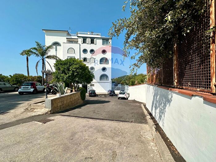 Appartamento trilocale in vendita in Via Privata delle Terme, Napoli