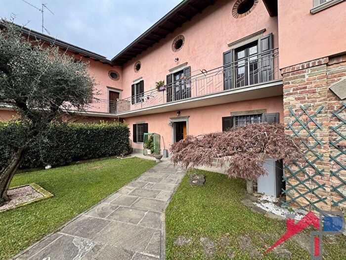 Casa con 7 locali in vendita in Pontida