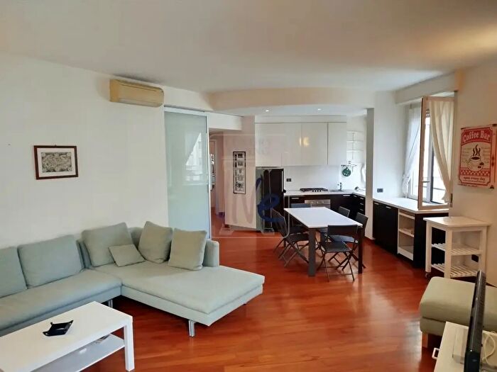 Appartamento trilocale in affitto in Via Lesmi, Milano