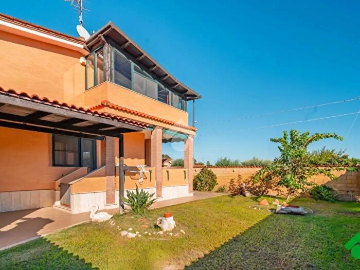 Casa quadrilocale in vendita in Strada Valmontorio, Latina