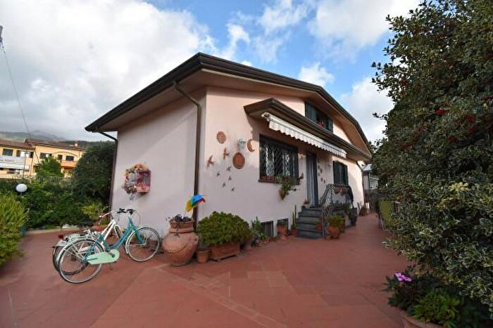 Casa con 5 locali in vendita in Via Acquala, Montignoso