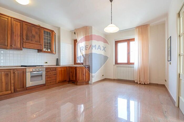 Casa con 15 locali in vendita in Gissi