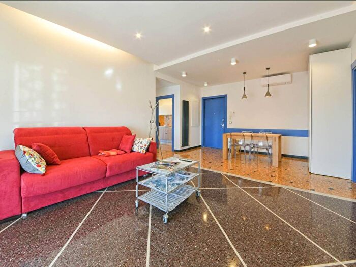 Appartamento trilocale in affitto in VIA ROBELLO, Centro, Varazze