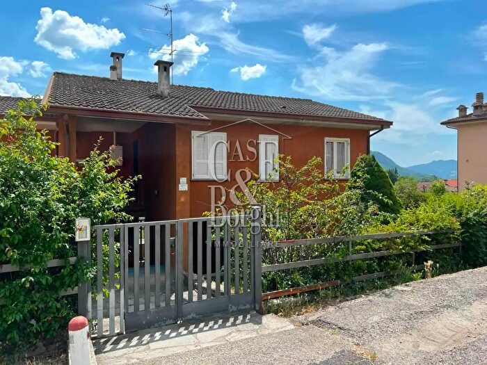 Appartamento con 5 locali in vendita in Via Pietro Mazza, Varzi
