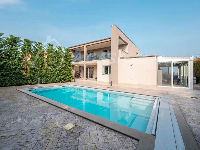 Casa con 7 locali in vendita in Via Centurio Gabbi, Noceto