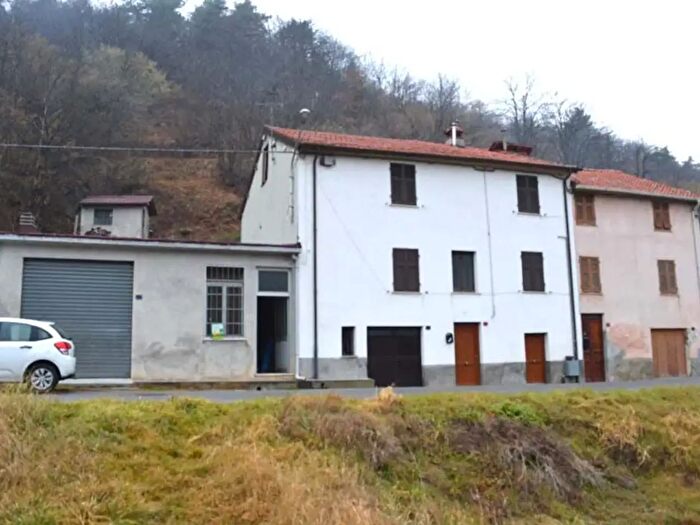 Casa con 8 locali in vendita in Mallare