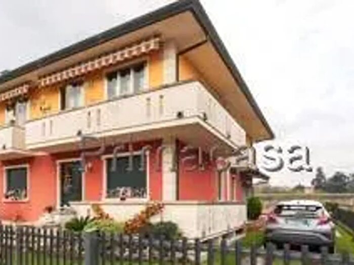 Casa con 9 locali in vendita in Viale della Concordia, Zimella