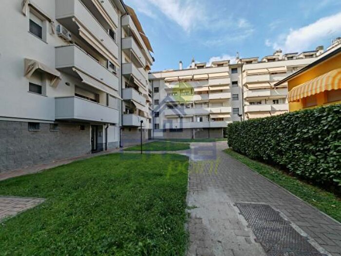 Appartamento trilocale in vendita in Via Saragat, Tavazzano Con Villavesco