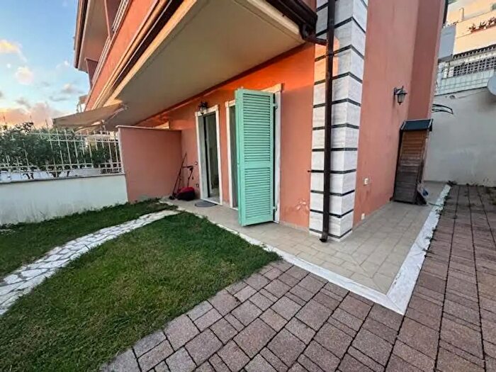 Casa quadrilocale in vendita in Carrara