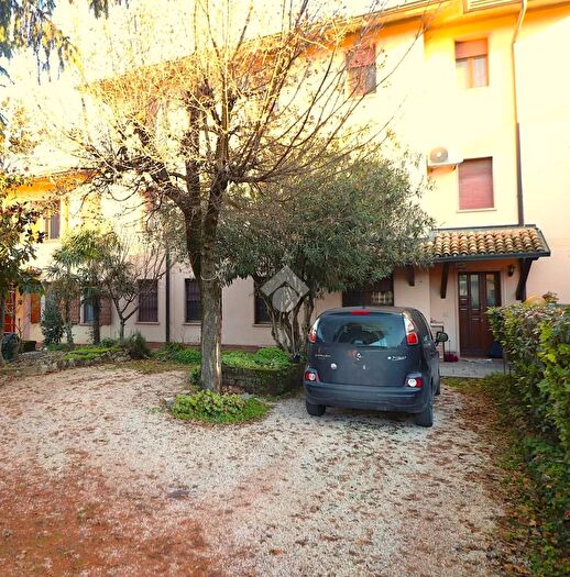 Casa con 6 locali in vendita in Via Solferino E San Martino, Roverbella