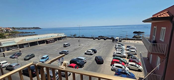 Appartamento trilocale in vendita in Piazza Verga Aci Castello, Aci Castello