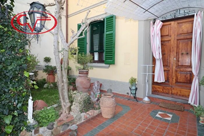 Casa con 6 locali in vendita in Via Ammiraglio Burzagli, Montevarchi