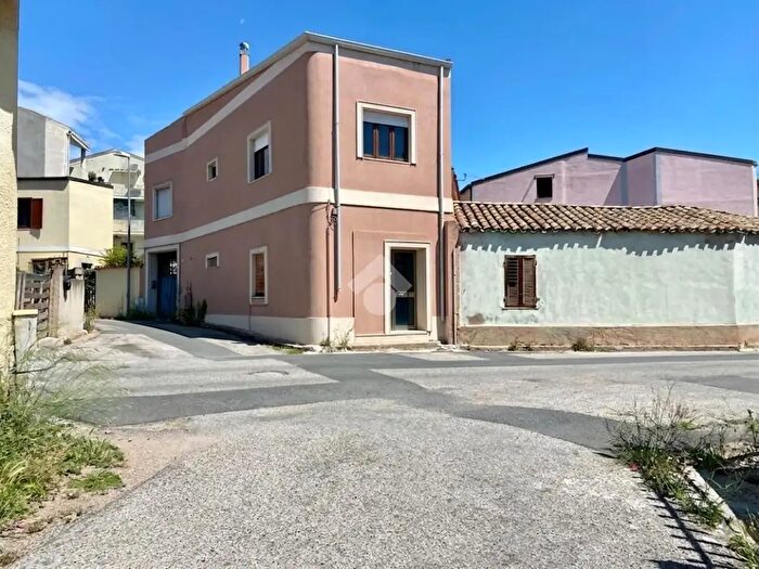 Casa trilocale in vendita in Via Santa Barbara, Capoterra