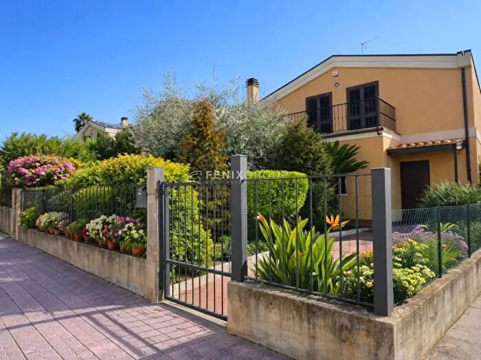 Casa con 9 locali in vendita in San Paolo, Grottammare