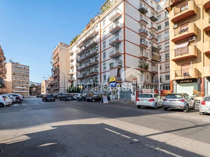 Appartamento con 6 locali in vendita in Via Giuseppe Arcoleo, Palermo
