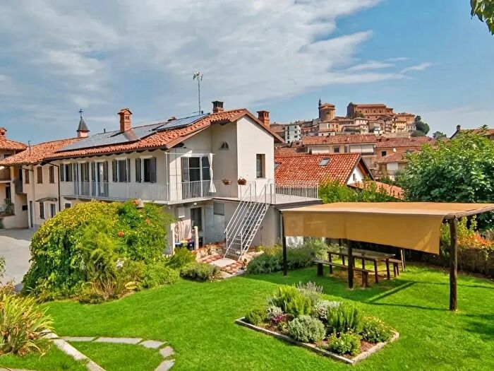 Casa con 9 locali in vendita in La Morra