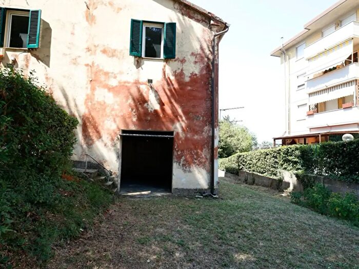 Casa con 6 locali in vendita in Collesalvetti